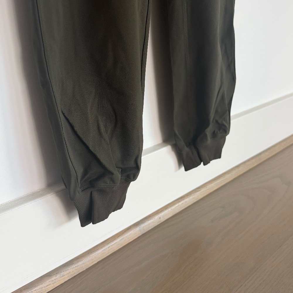 Lululemon Jogger in Dark Green - Picture 5 of 8